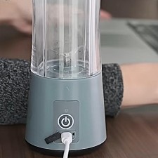 Blender Portable rechargeable via USB au bureau ou à la maison pour utilisation à l'extérieur.