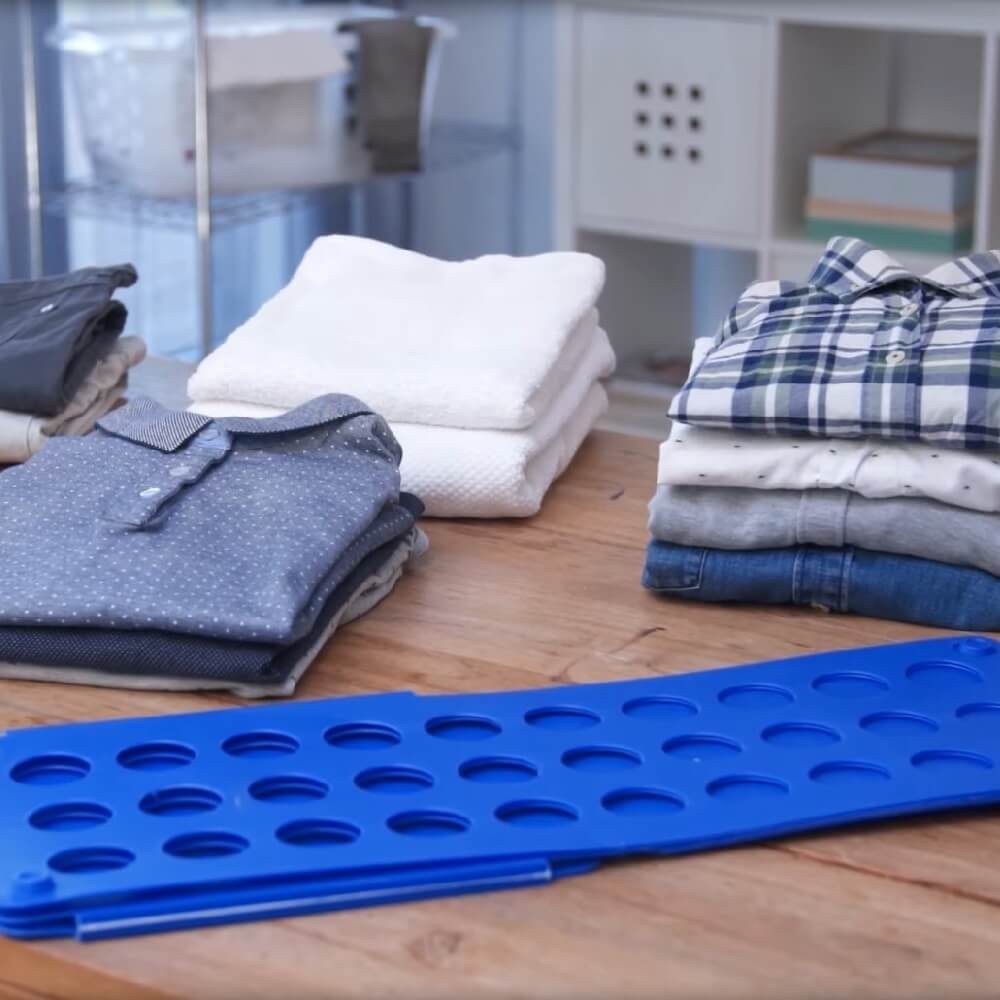 Planche de pliage pour votre linge (t-shirt, polos, pantalons, sweats, pulls, serviettes, ...). Rapide, facile et ludique.