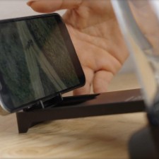 Positionnez votre smartphone à l'arrière et connectez le en bluetooth pour l'audio.